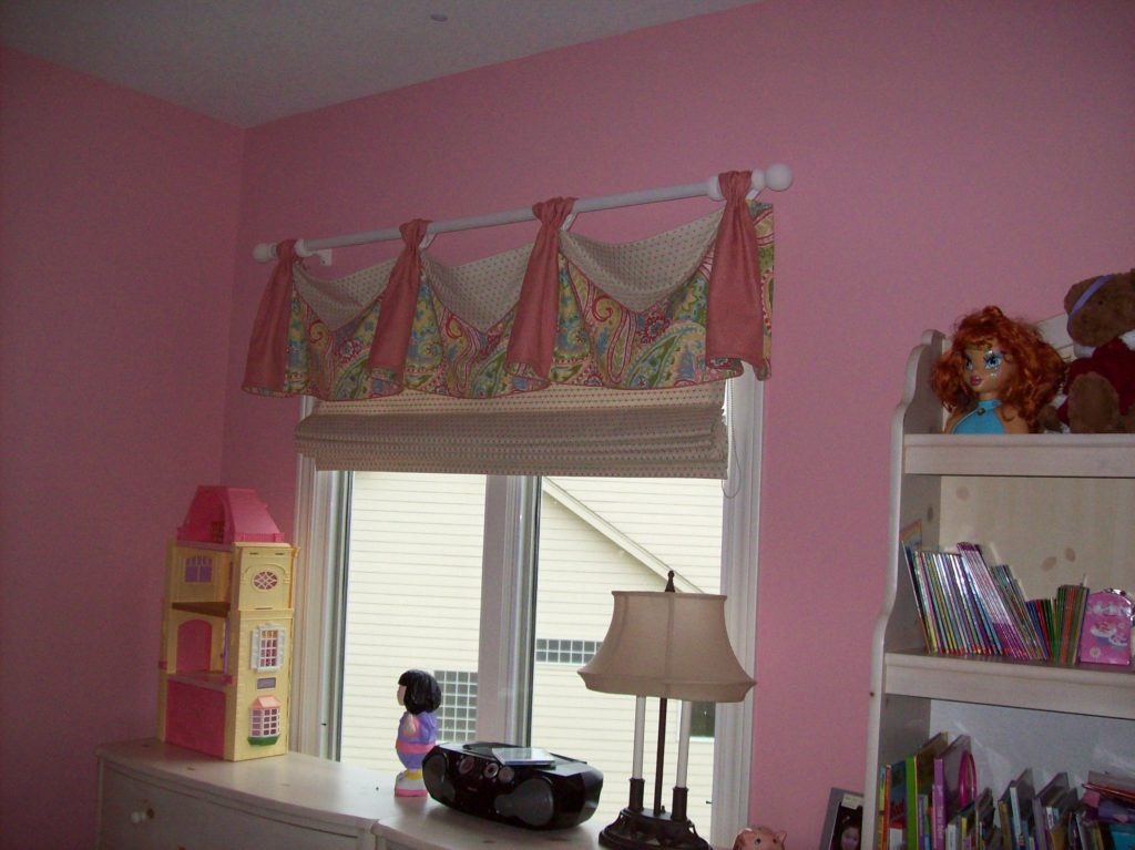 pink-fabrioc-custom-valance-roman-shade-little-girls-room